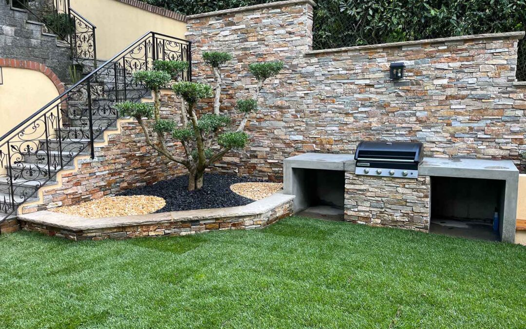 Giardino privato con angolo relax attrezzato